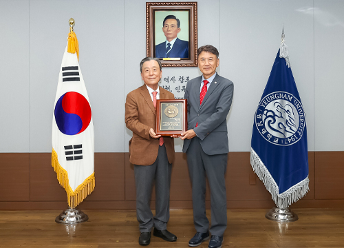 LEE Soo-geun, Chairman of the Sponsorship Scholarship Association of the College of Pharmacy, received Yu’s Chunma Honor